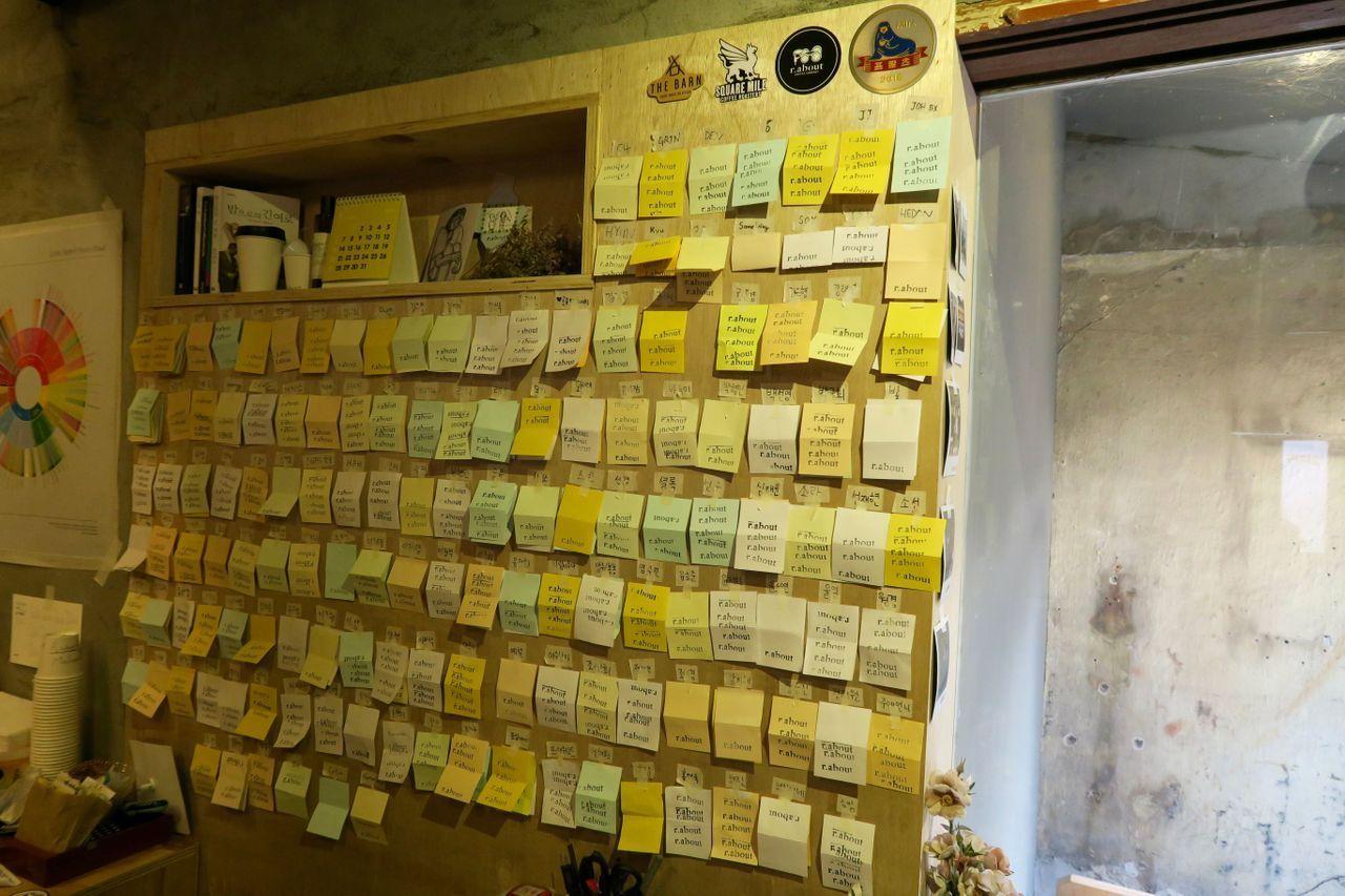 位於梨泰院的r.about咖啡廳，以一貫樸實的設計風格提供一個適合放鬆的社交場景。