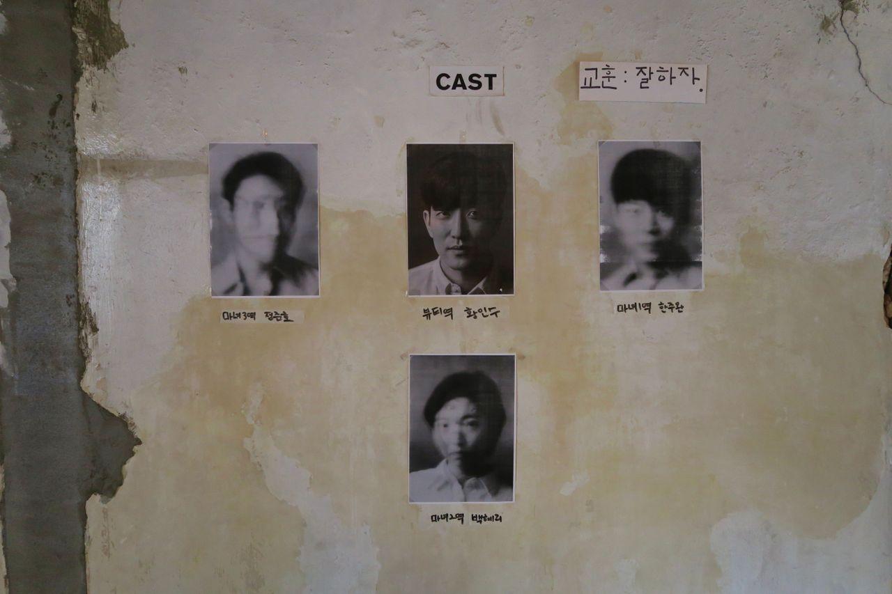 在梨泰院著名的r.about咖啡廳，顧客端著充滿香味的咖啡，享受悠閒的下午時光。