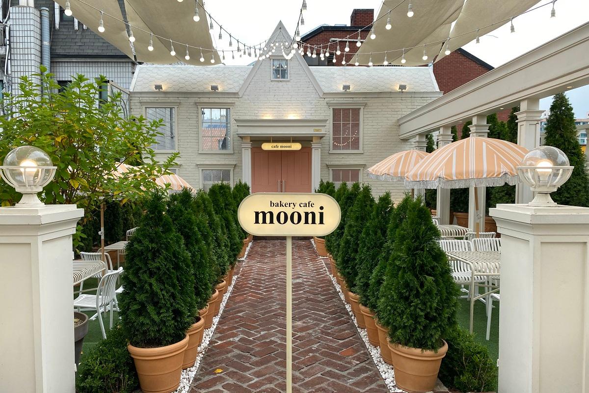 ソウルの狎鴎亭ロデオでの最新トレンドスポットとして人気のベーカリーカフェmoon。エントランスには緑が溢れる木々が並んでいて、フォトジェニックな外観が特徴です。