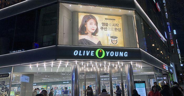 韓國明洞的Olive Young旗艦店外觀，當地人氣美妝品牌