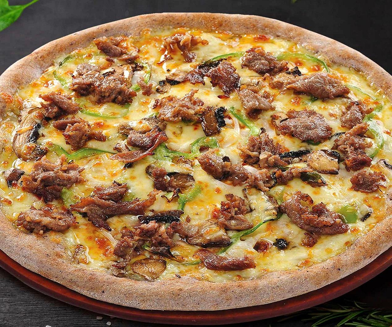 プルコギトッピングのピザ。韓国料理とイタリアンの美味しい融合。