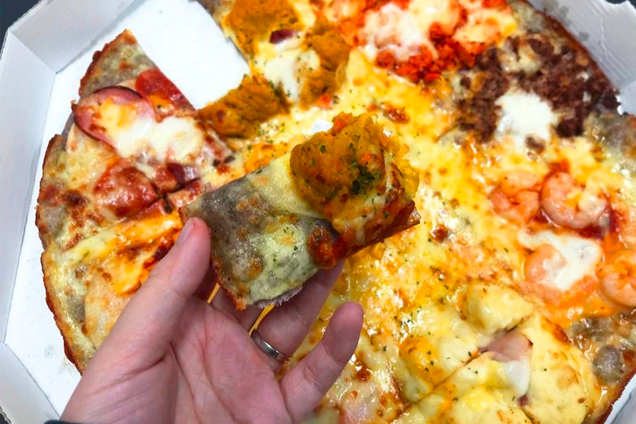 特製黑米麵皮的Pizza Alvolo披薩，搭配多種食材組合，展現韓式創意料理的魅力與風味。