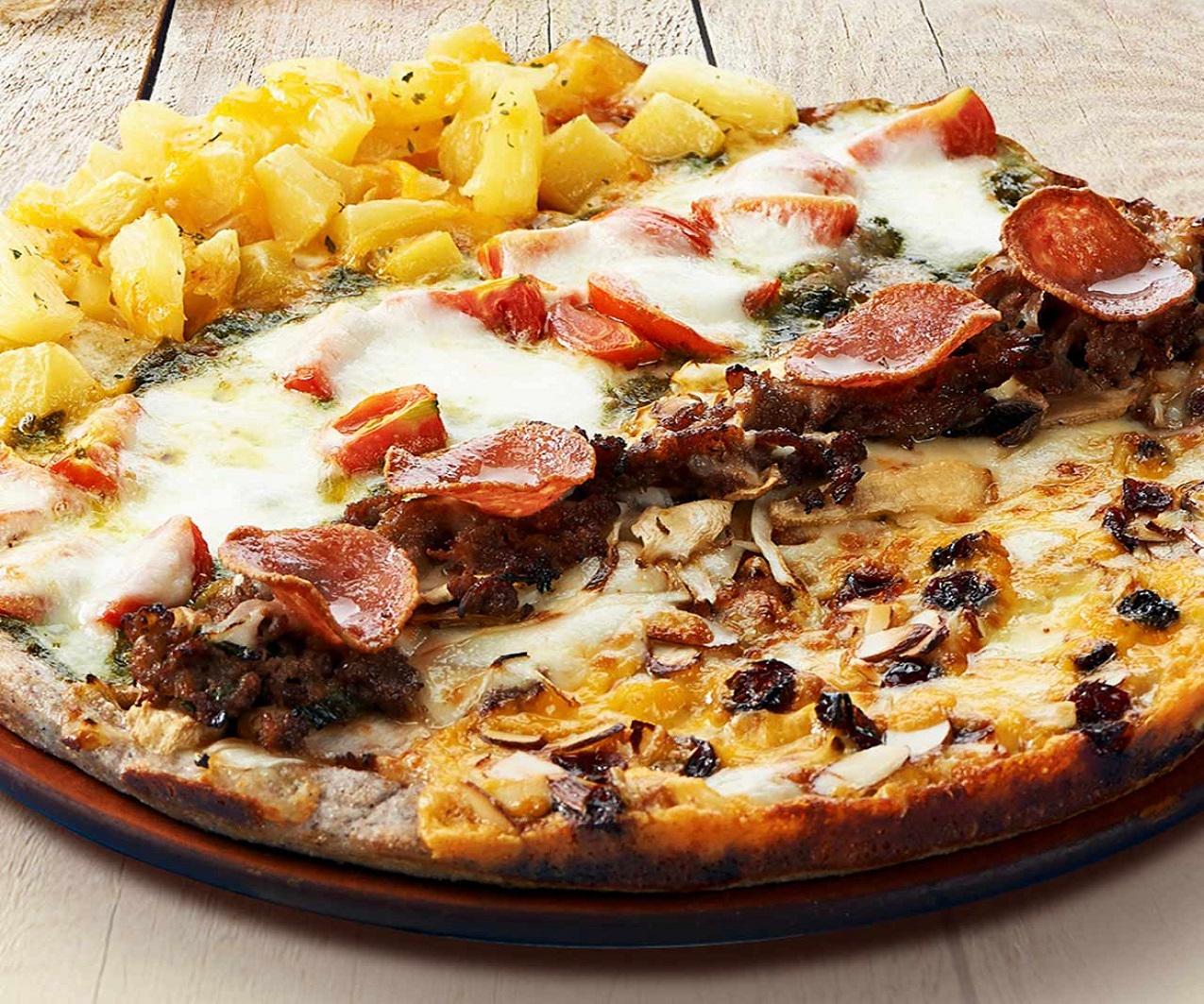 クルムピザはフルーツと野菜トッピングのピザ。様々な色が目立ちます。