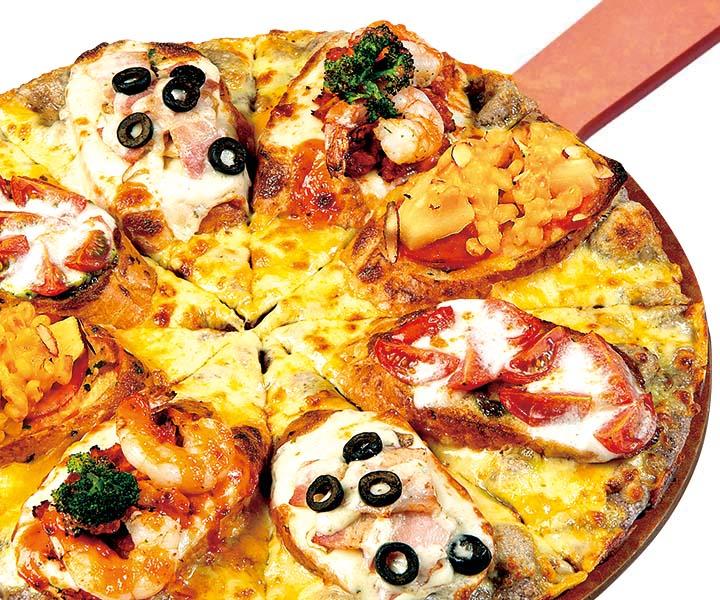 さまざまなトッピングが乗せられた羽ピザ。見た目も楽しめるピザ。