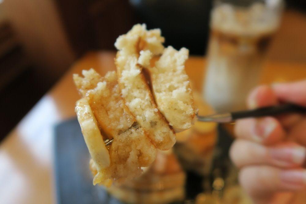 韓国ソウルのCafe True Usで提供されるバナナパンケーキ、キャラメルソース付きで美味しそう