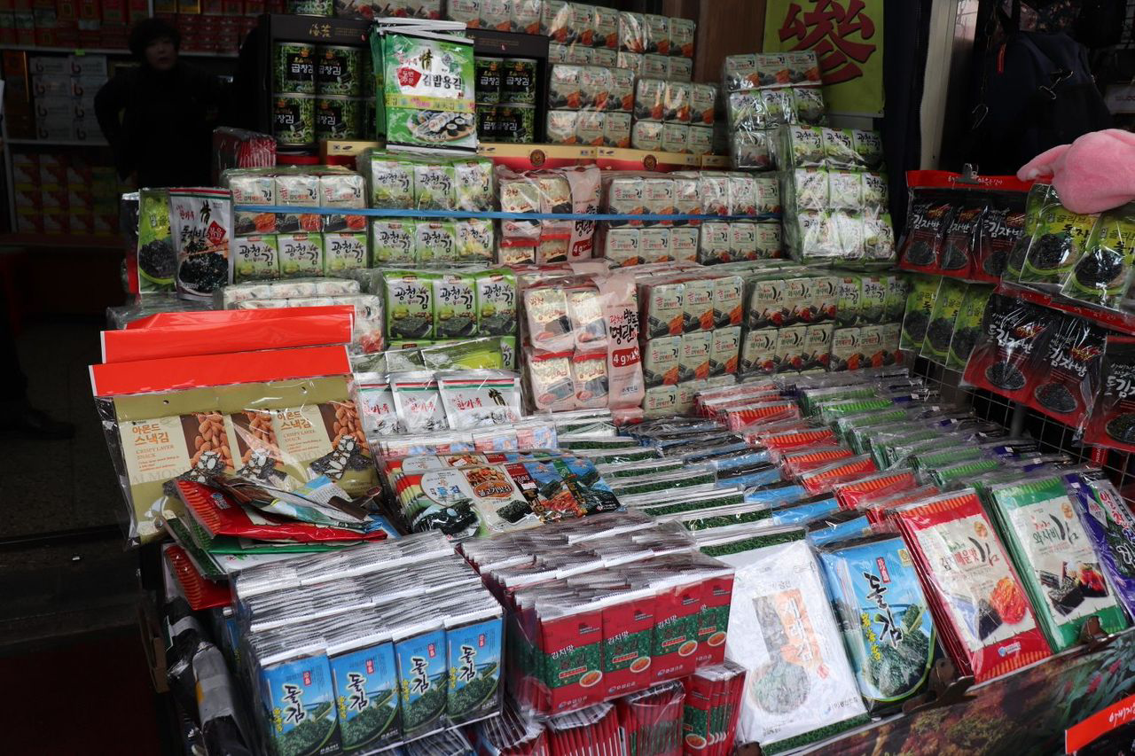 Display stand filled with traditional Korean seaweed snacks outside Jangan Store.