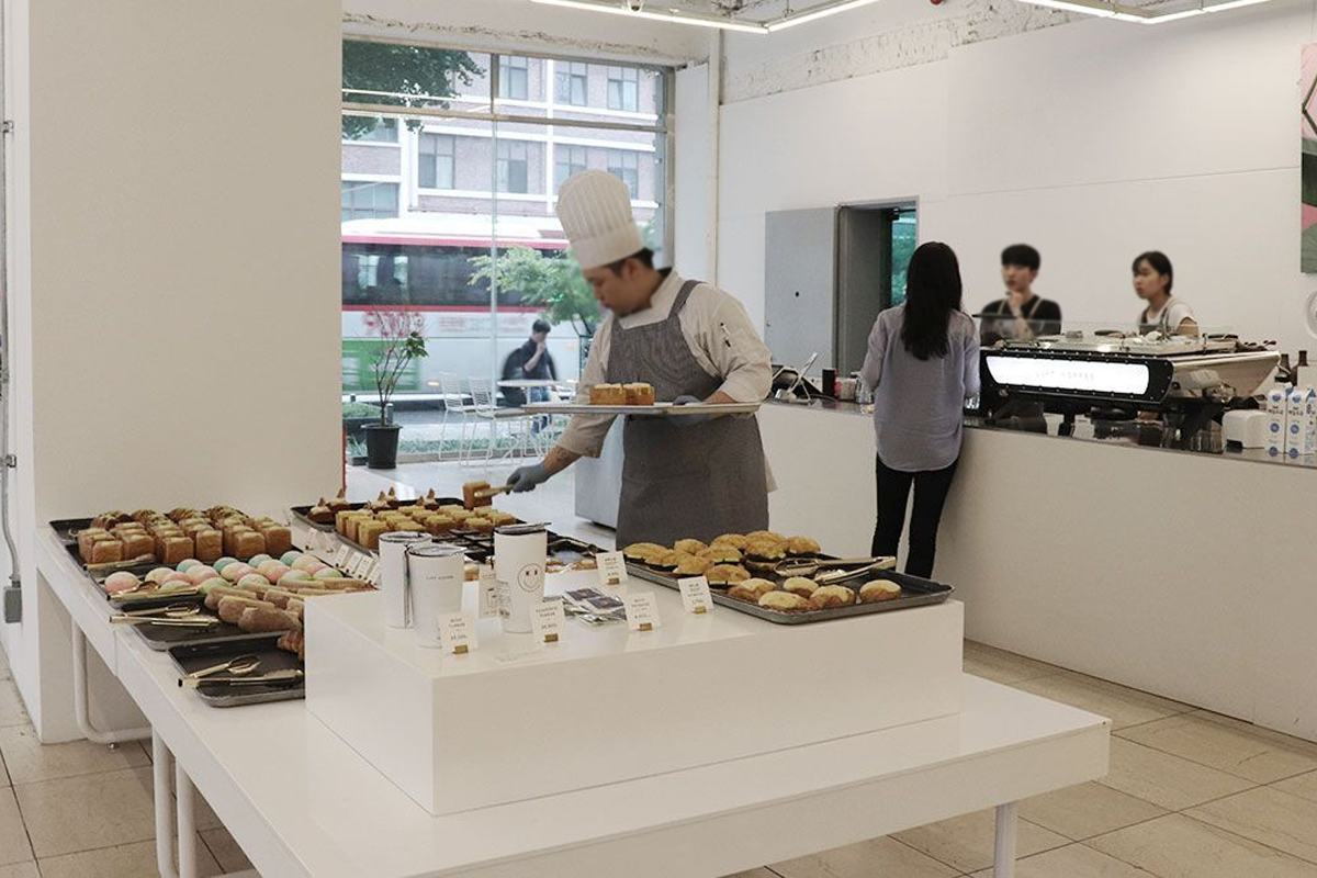 咖啡廳內展示各式新鮮出爐的麵包和甜點，使人垂涎欲滴。