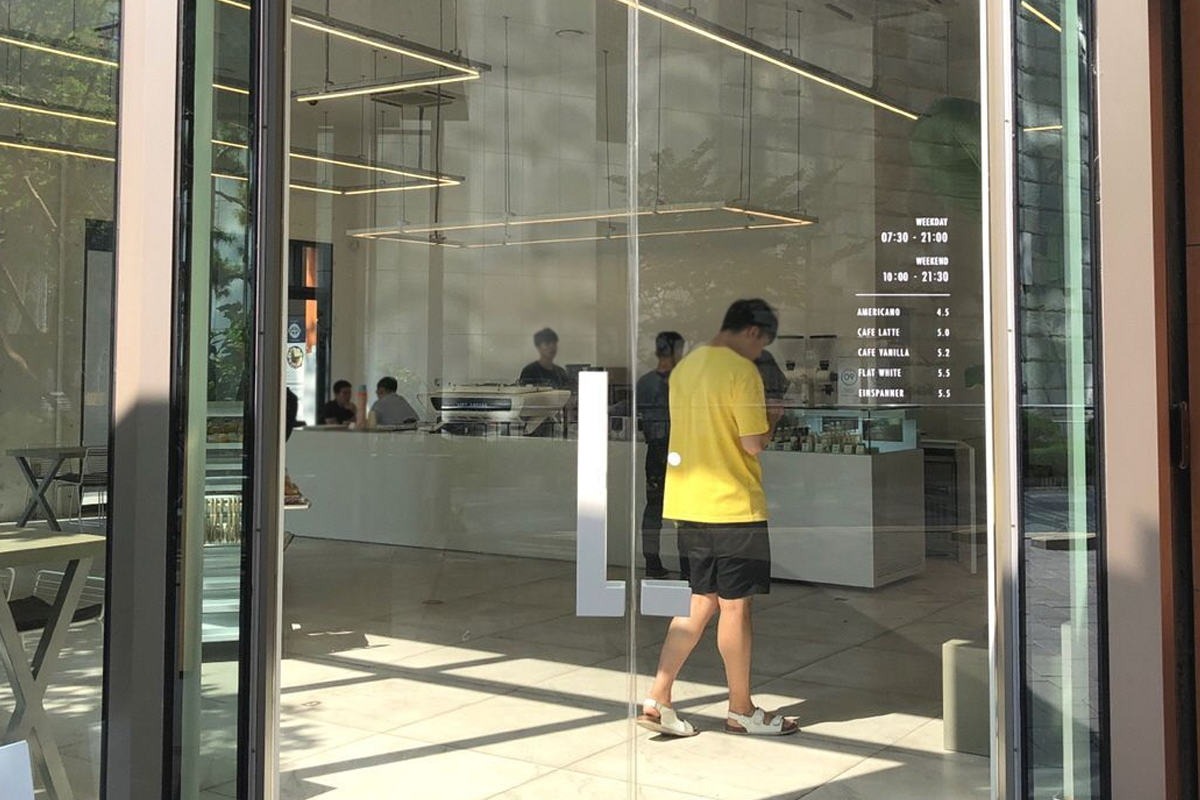 Luft Coffee 咖啡廳的外觀，透明的窗户讓人一窺內部的裝潢。