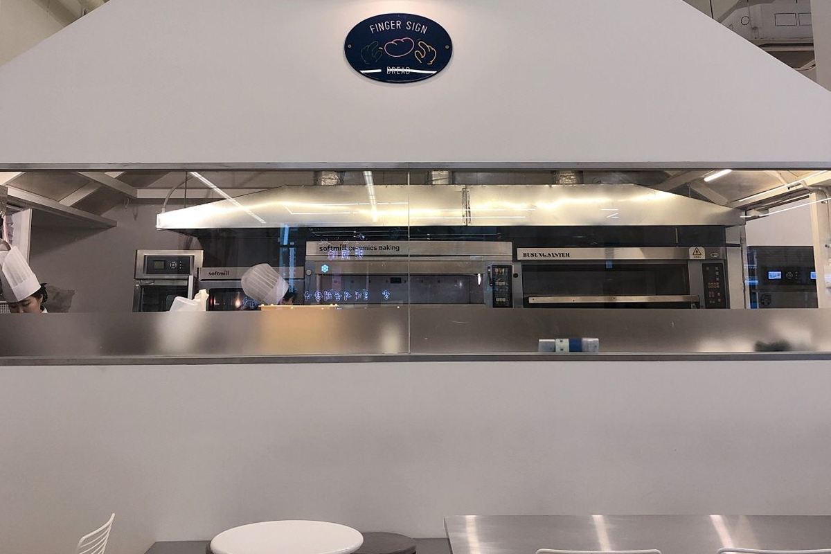 透過咖啡廳的窗户可以清晰看到製作麵包的烤箱。