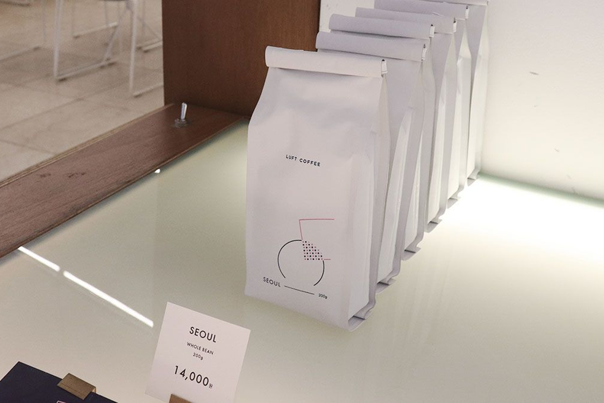 展示中不同口味的馬卡龍及瓶裝飲品，誘發甜美享受。