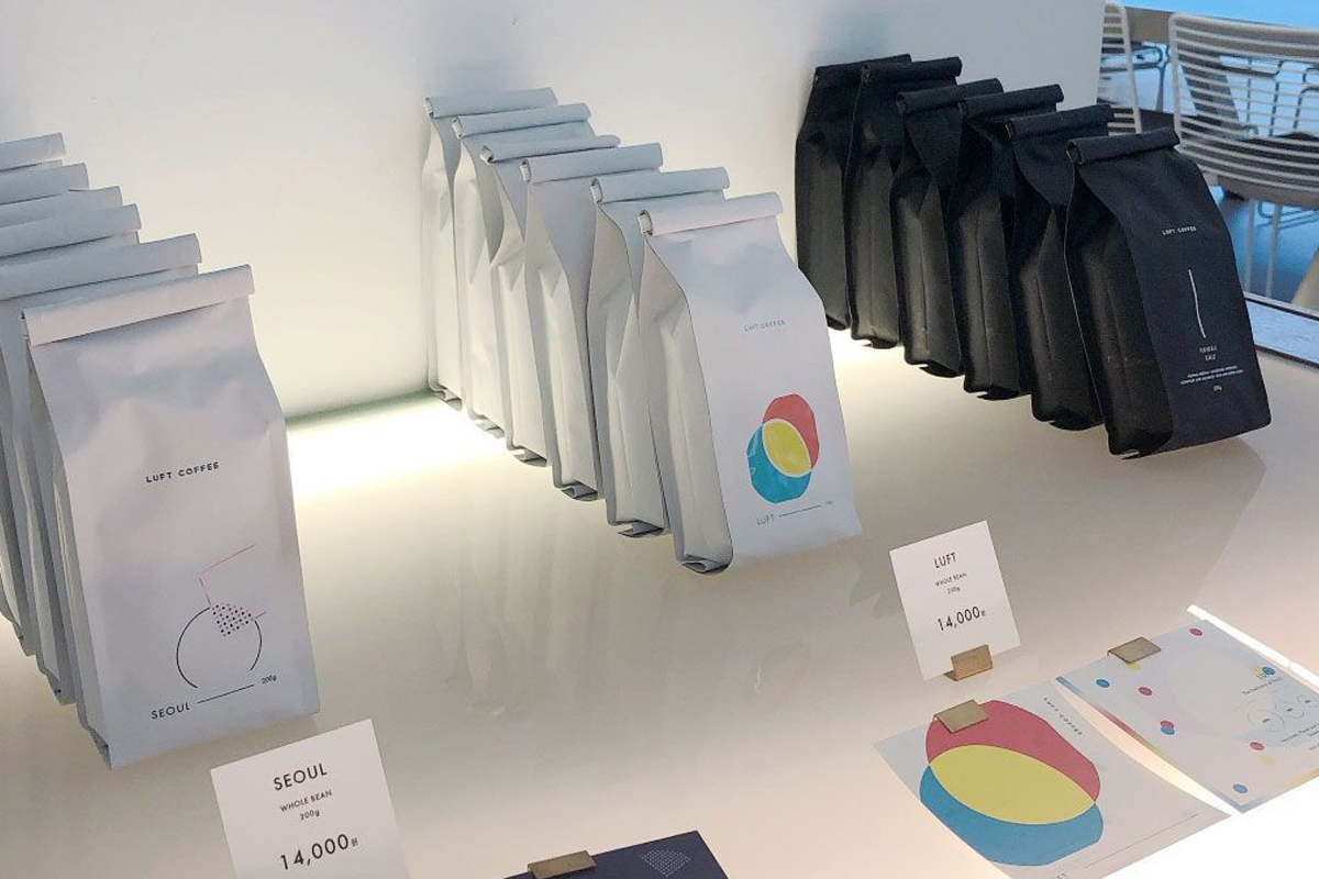 在明洞 Luft Coffee 銷售的各款咖啡豆，包裝簡潔有設計感。