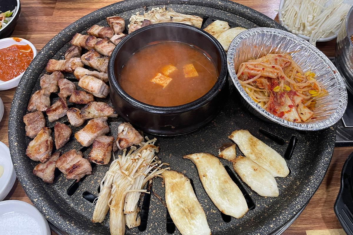 韓国旅行 韓国グルメ旅行 韓国グルメ 明洞グルメ店 明洞 オントリセンコギ サムギョプサル食べ放題