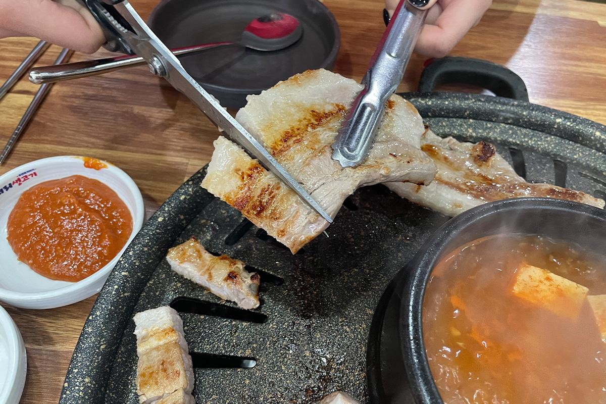 韓国旅行 韓国グルメ旅行 韓国グルメ 明洞グルメ店 明洞 オントリセンコギ サムギョプサル食べ放題