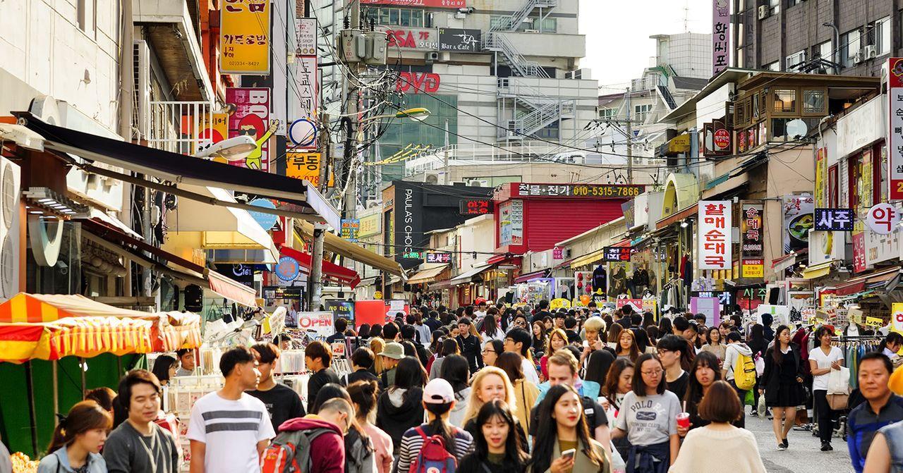 繁忙的市场街道，充满活力和浓厚传统文化气息.