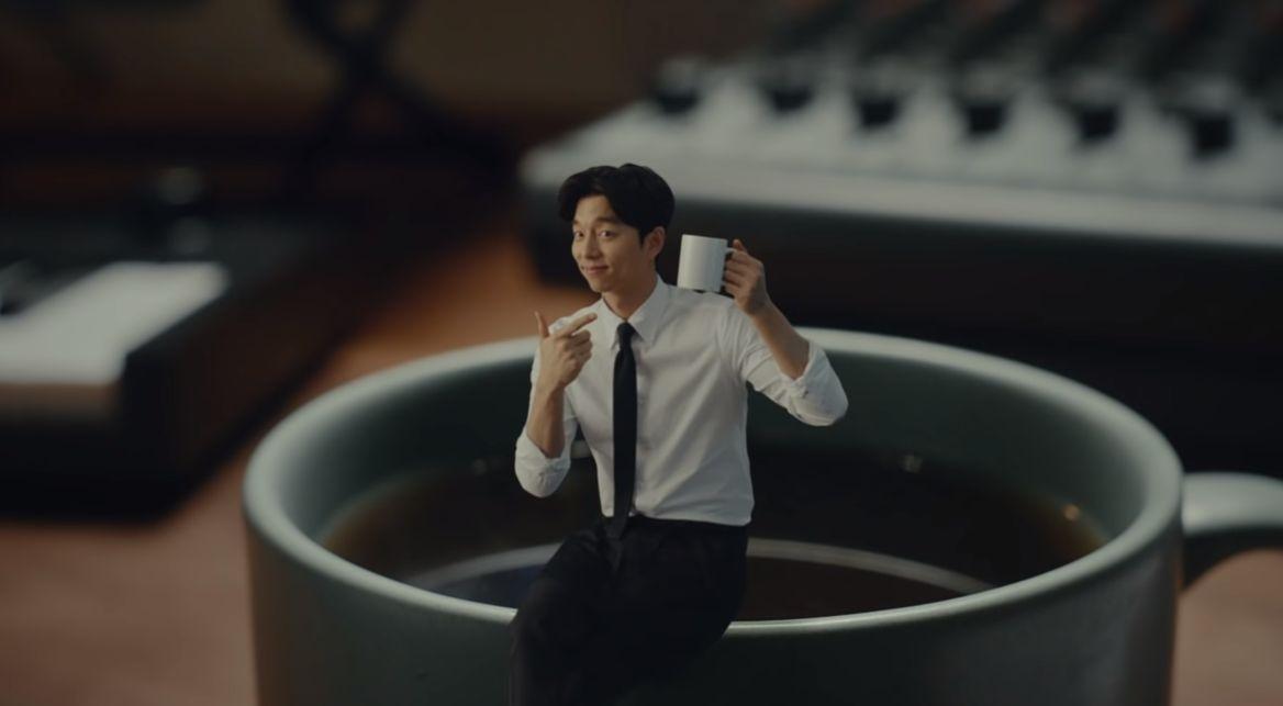 带着满足神情在咖啡玻璃杯上悠闲坐着的卡通角色，它象征着舒适.