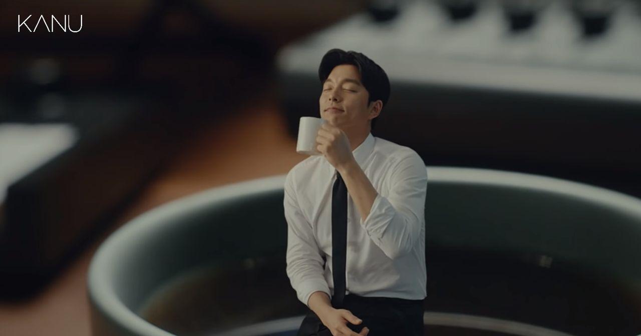 俏皮邮差角色坐在咖啡广告杯的边缘，KANU咖啡广告传达亲和力.