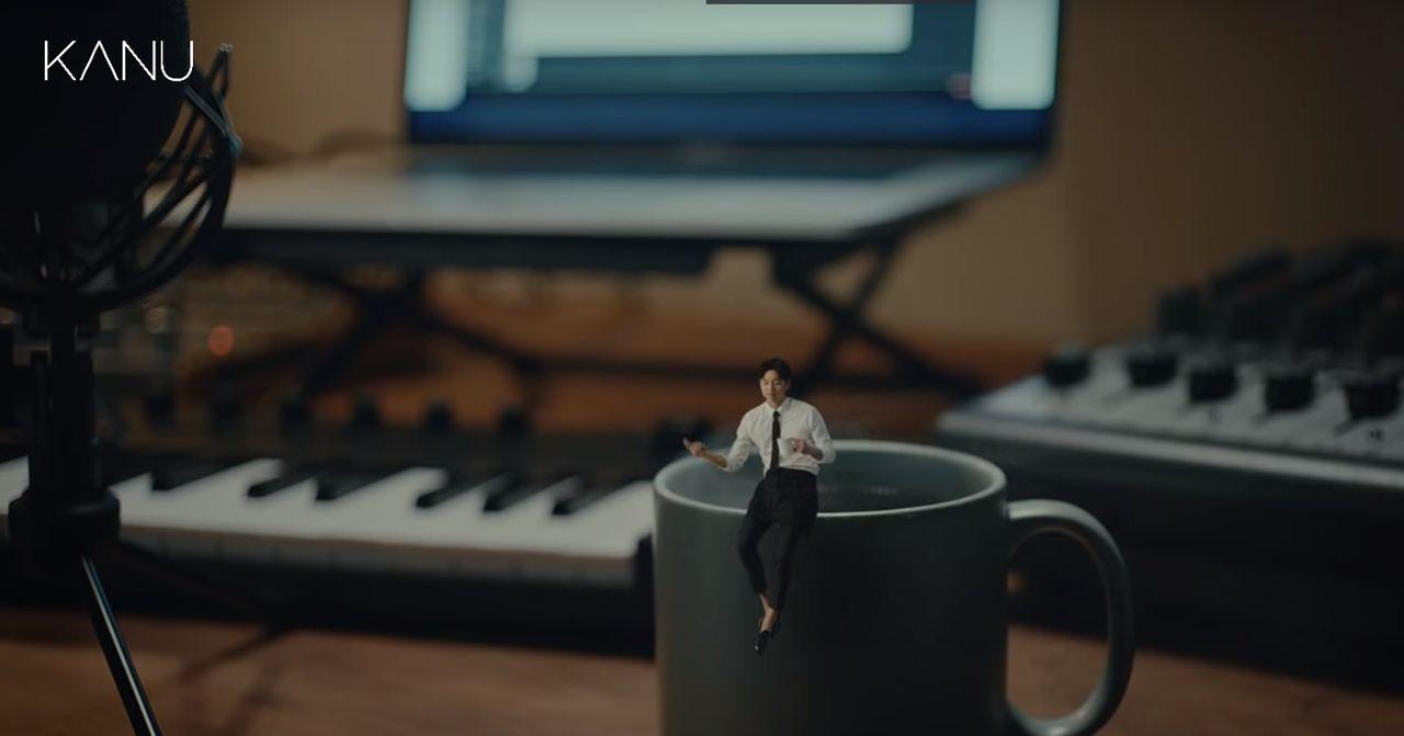 穿商务衬衫打领带的人影坐于咖啡广告杯，象征着现代人的精致优雅.