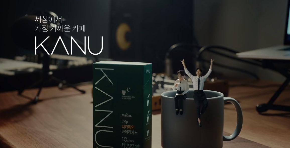 KANU咖啡广告中，办公环境搭配精致人物模型，营造舒适情趣.