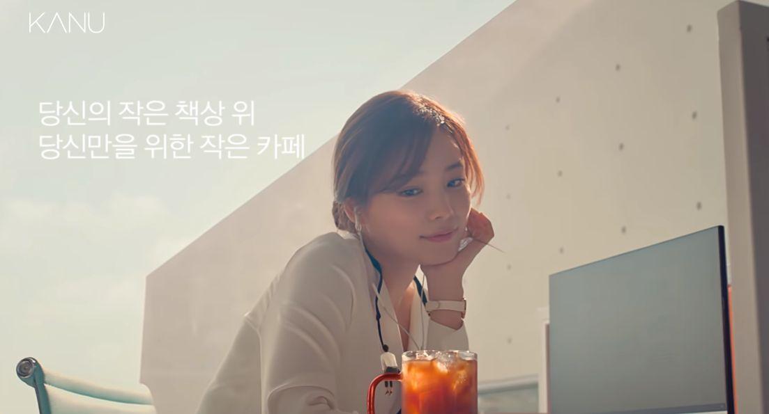 KANU咖啡广告通过办公桌县装、包装与光影搭配，突显现代生活精致态度.