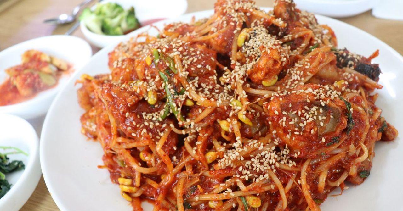 经典的韩国菜肴，色泽鲜艳诱人，呈现出丰富的美食艺术.