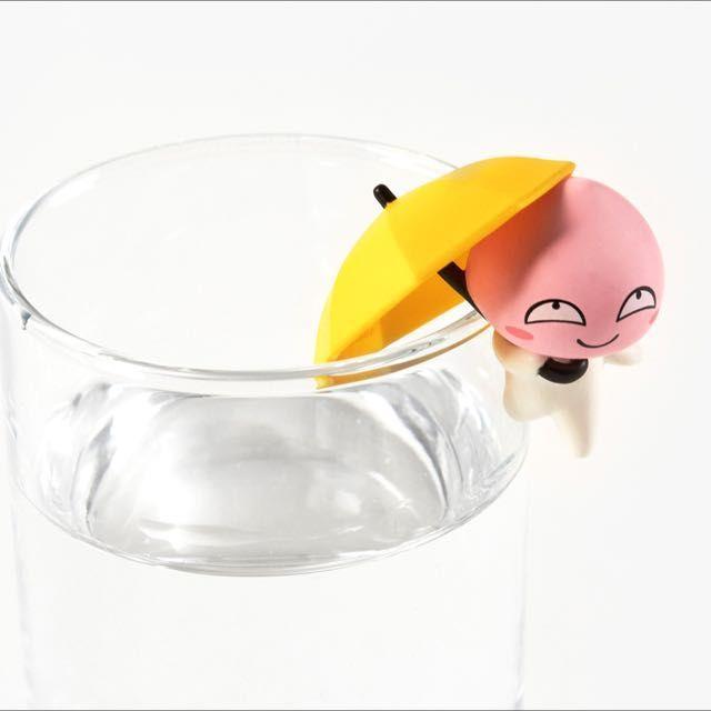 LINE FRIENDS角色坐在杯缘，咖啡杯旁还有可爱的甜点.