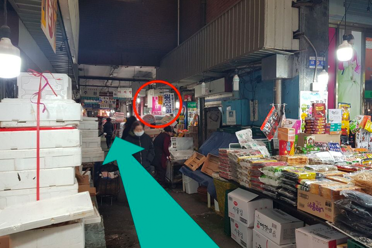 行至市場狹長的終點時，建議朝右轉移開更多空間，這裡人潮較多且較擁擠。