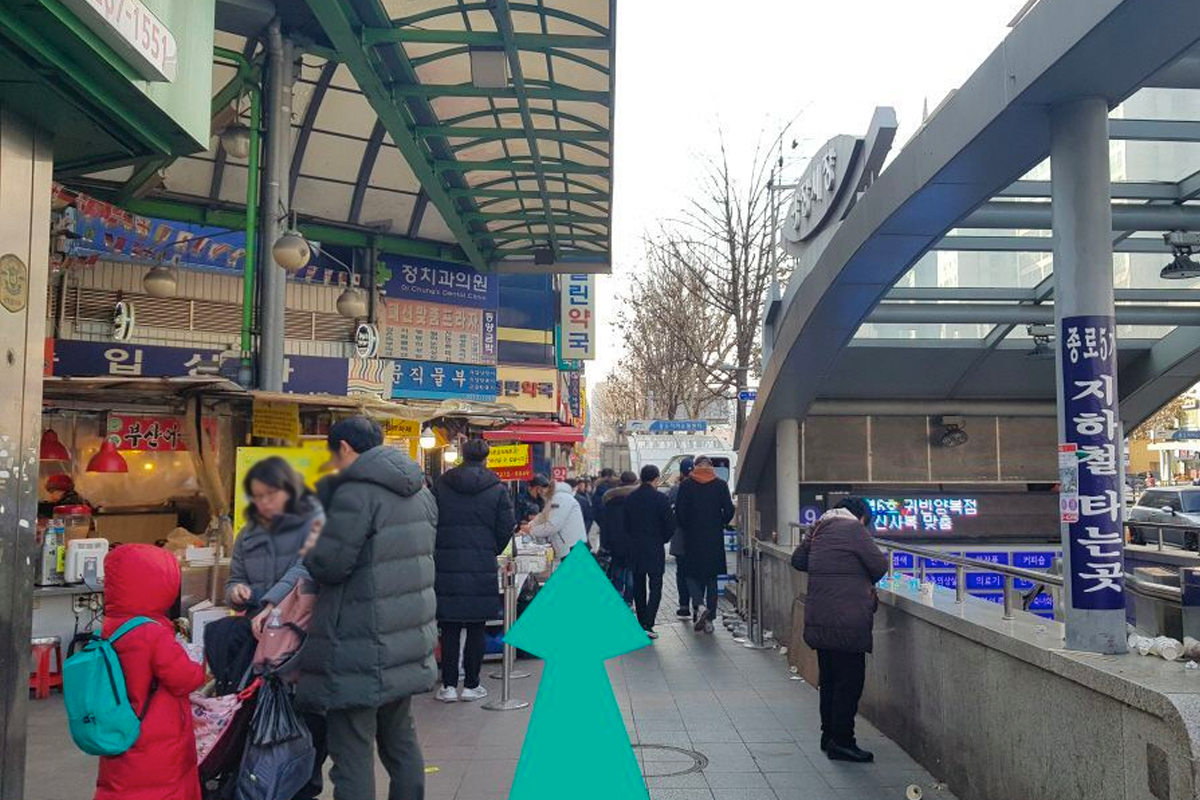 闖入廣藏市場入口，沿著有蓋的通道走，這裡有明顯的廣告牌導引旅客前往目的地。