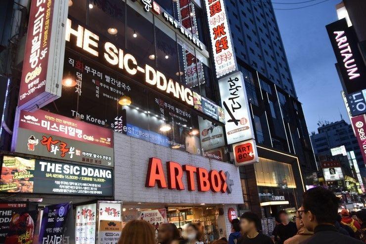 ミョンドン通りにあるザ・食堂とARTBOXの外観夜景