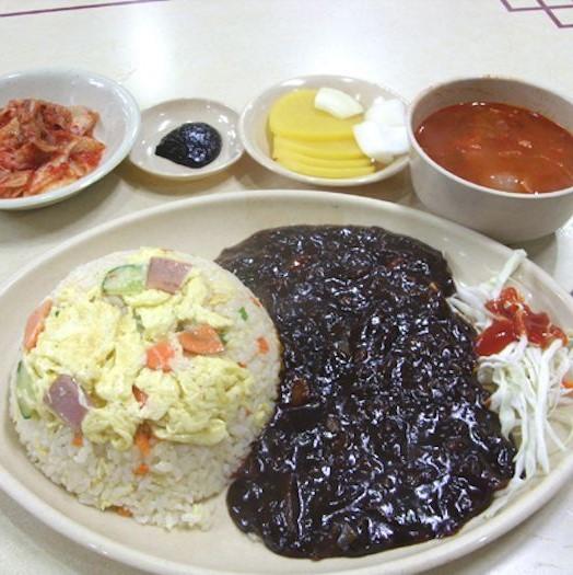 チャーハンセット、韓国で人気のフライドライスとジャージャー麺の組み合わせ