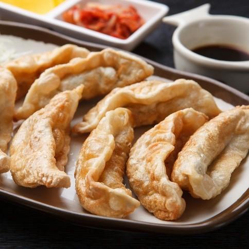 焼き餃子、韓国風中華のジューシーな焼き餃子の図