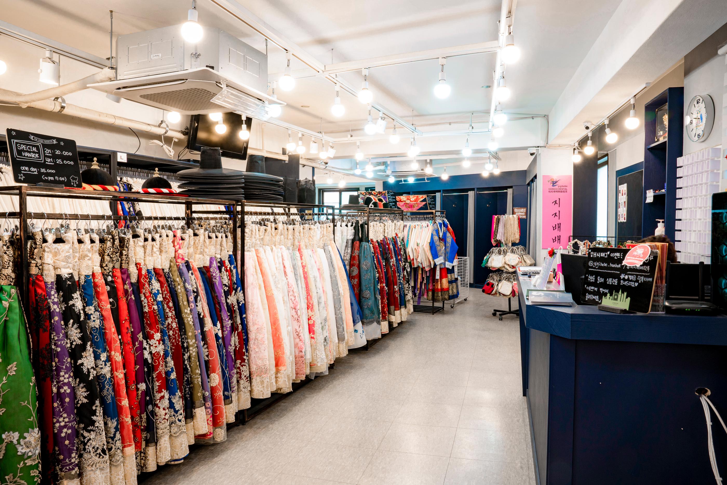 ジジベベ韓服店の内装、韓服が並ぶ店内の様子