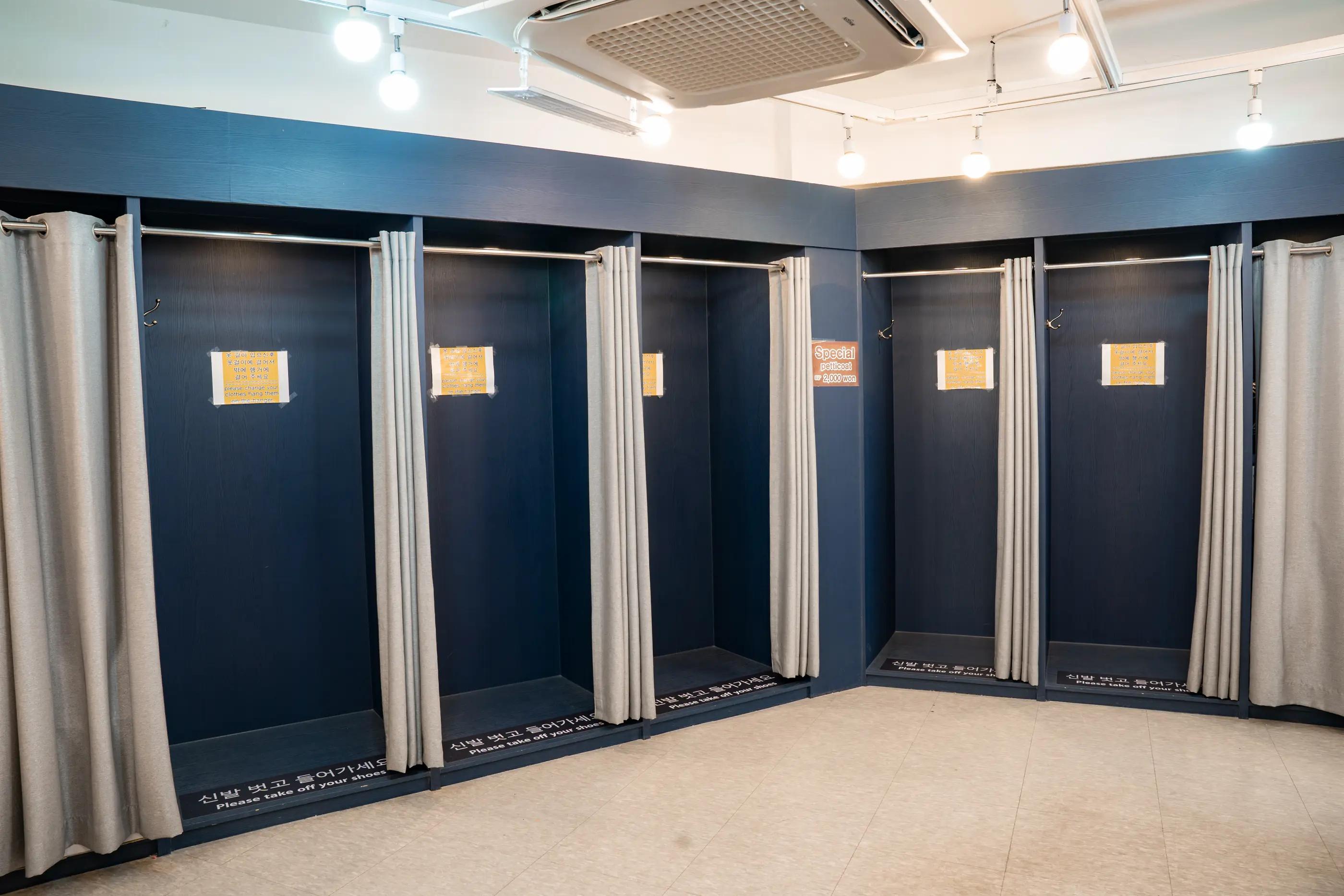 ジジベベ韓服店の試着室、広々としてプライバシーが確保されたスペース