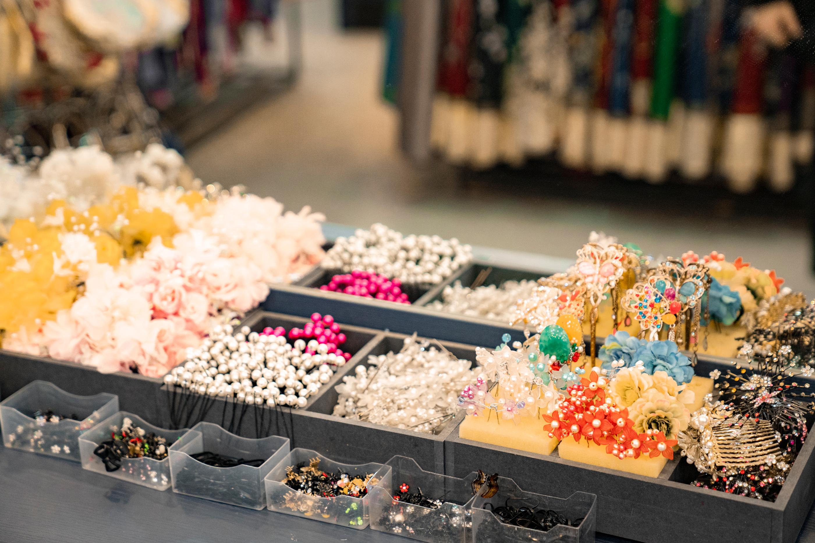 手芸品やアクセサリーが並ぶテーブル、カラフルで多様なアレンジメントアイテムが揃う