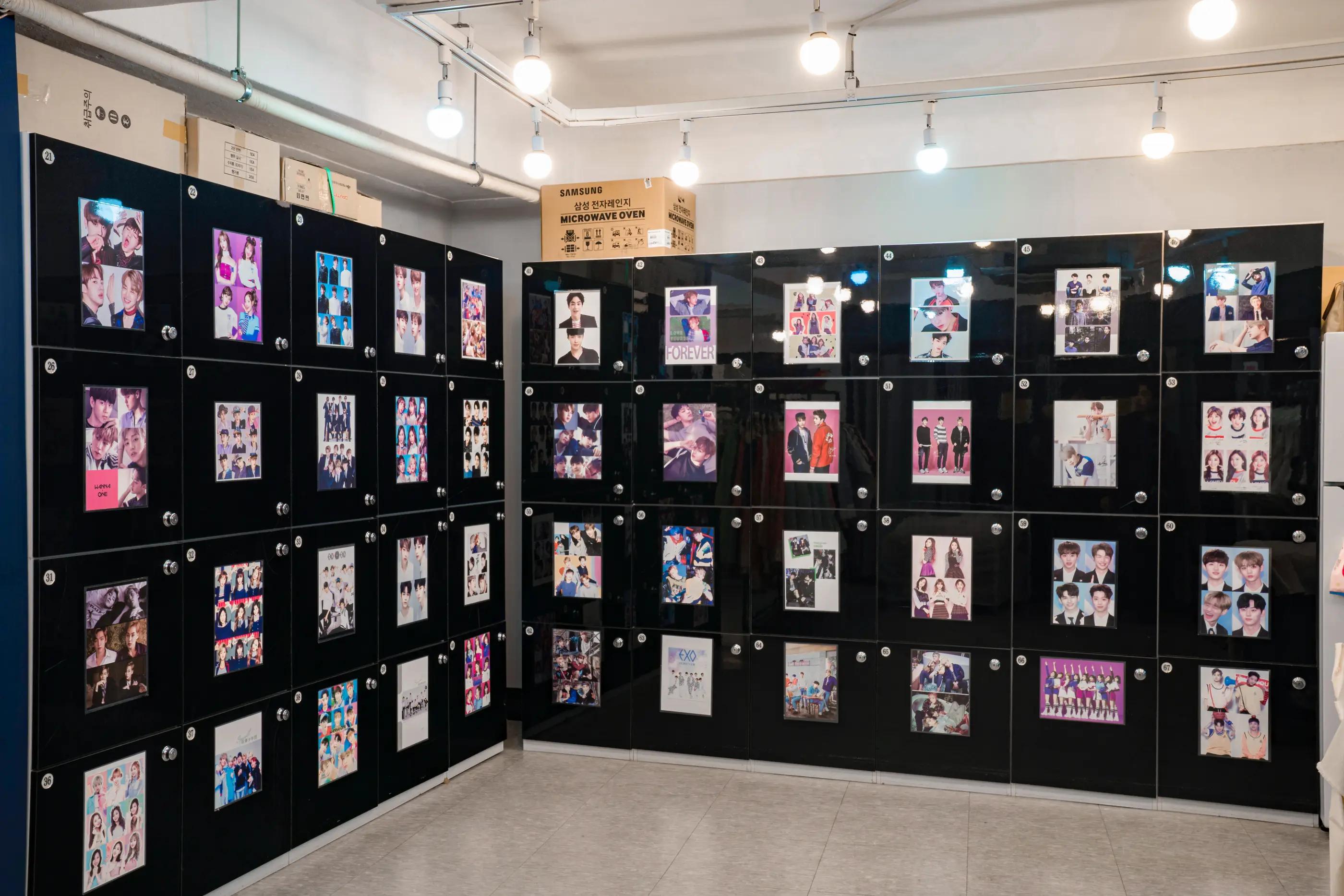 ジジベベ韓服店内にある荷物保管用のロッカー、アイドルの写真が飾られている