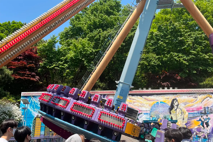 愛寶樂園的遊樂設施龍捲風，刺激的旋轉設施，充滿動感與活力。