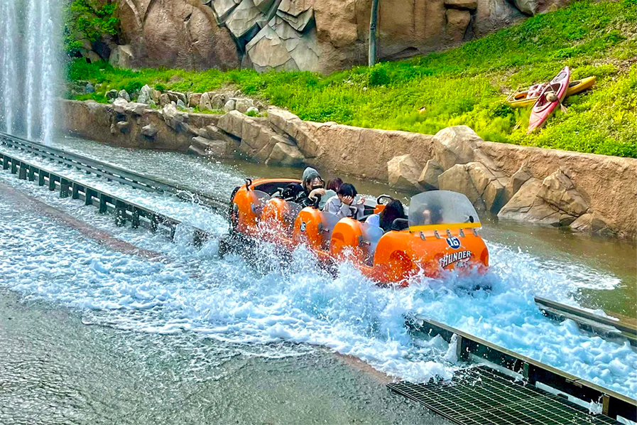 愛寶樂園的雷霆瀑布遊樂設施，遊客享受水上衝浪的快感。