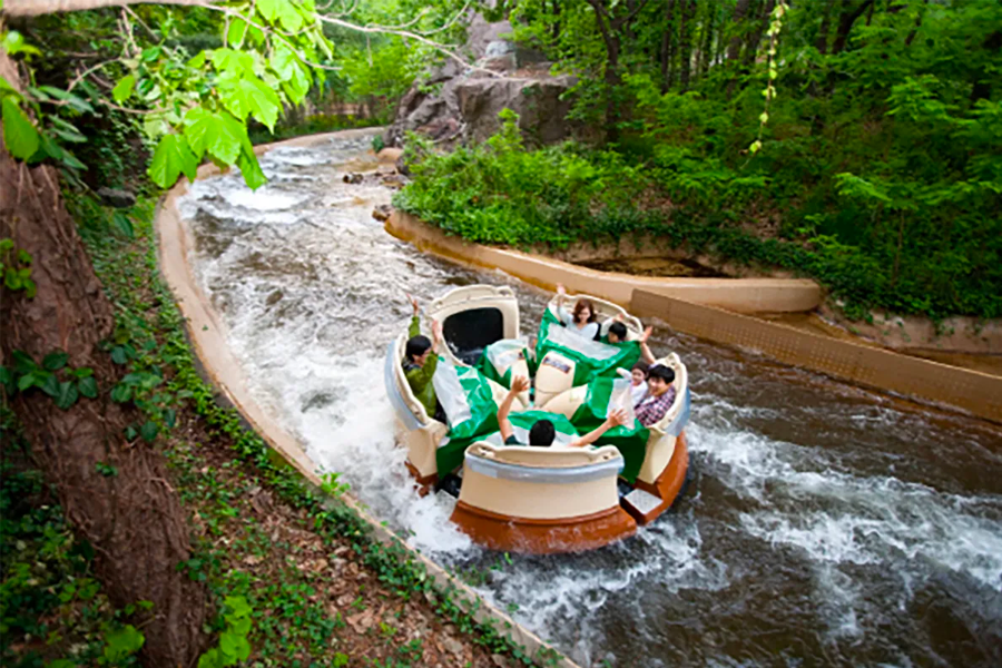 愛寶樂園的亞馬遜激流探險，家庭遊客乘坐橡皮艇，興奮玩水。