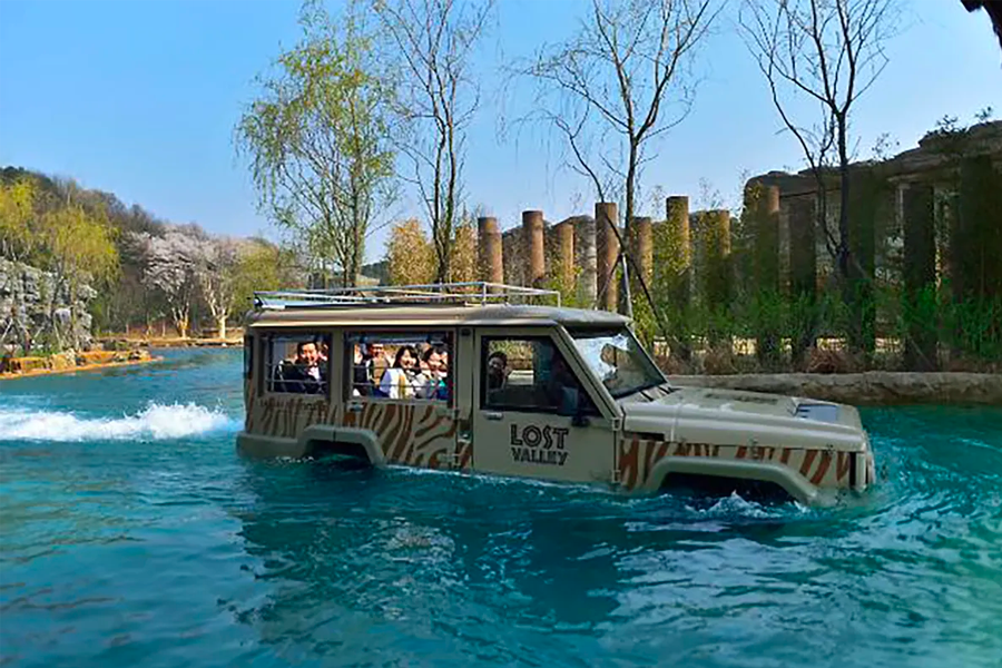 愛寶樂園遺失的峽谷水陸兩棲車，遊客探索神秘的動物區域。