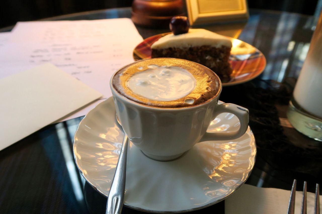 현상소 카페의 세련된 디저트 세트와 테이블 장식