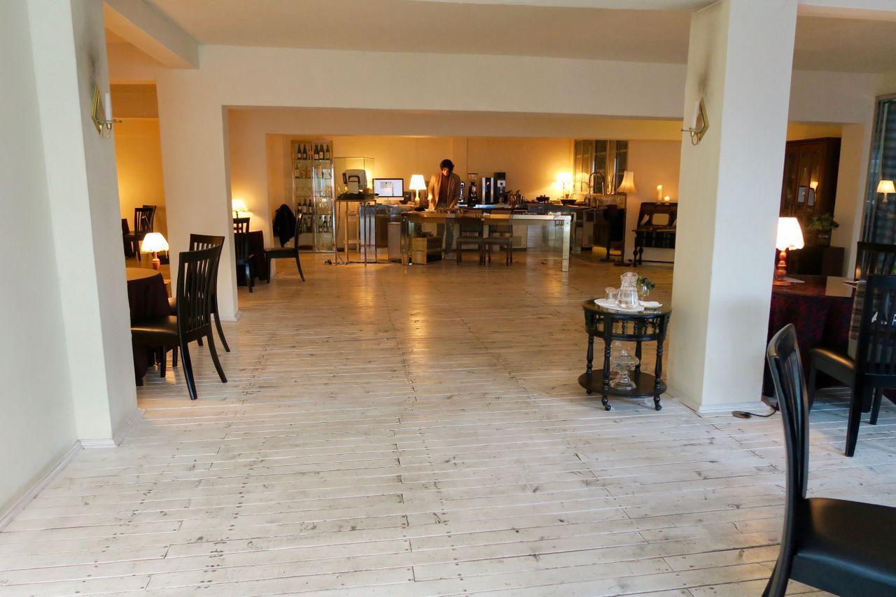 현상소 카페의 고풍스러운 나무 테이블에 놓인 커피와 디저트