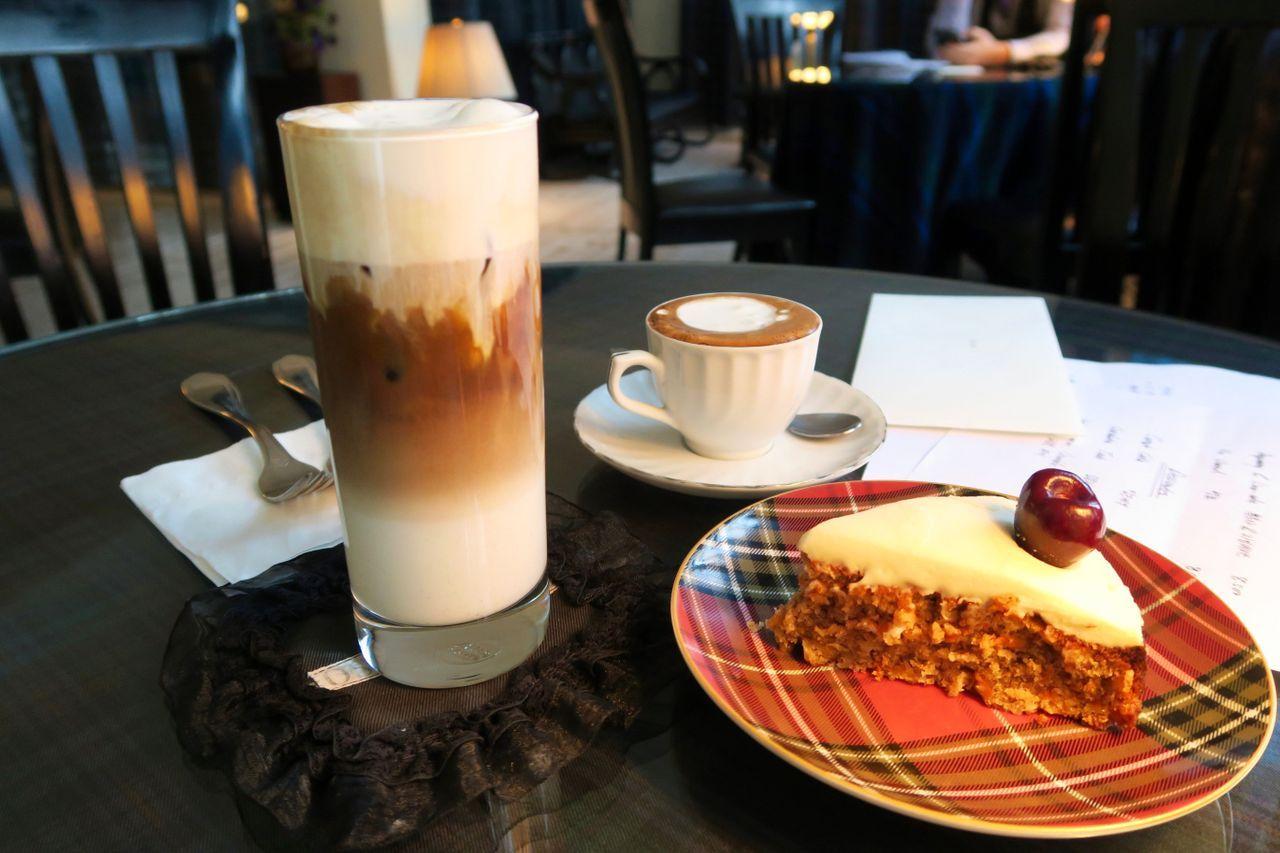 현상소 카페에서 빛과 어울리는 정겨운 감성의 테이블