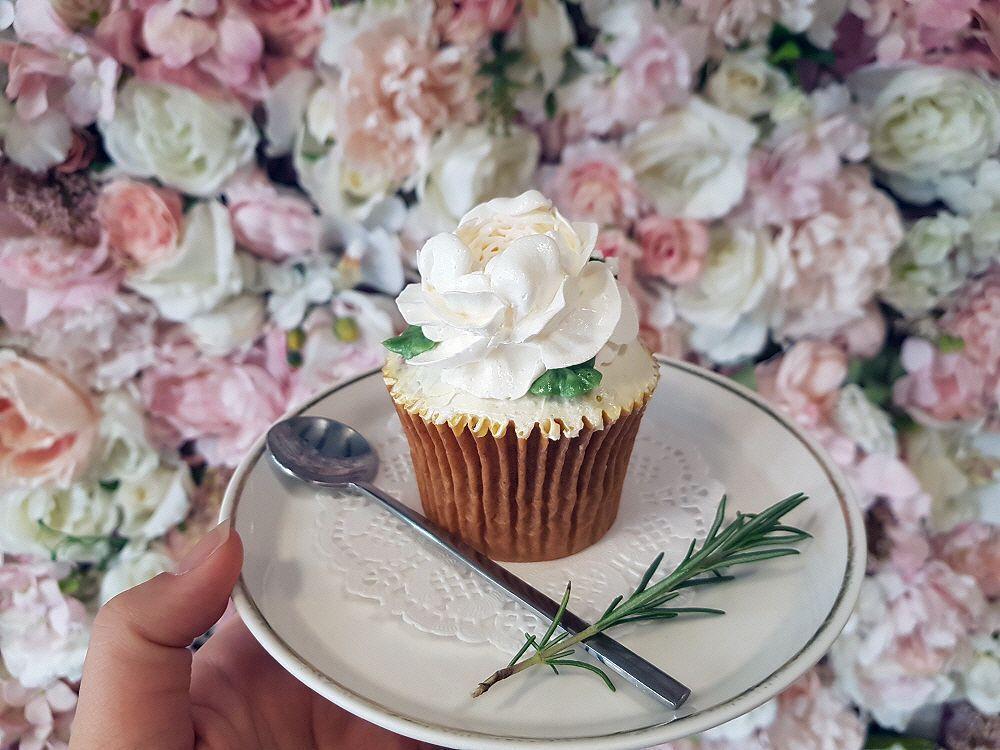홍대 러빈허 카페에서 제공하는 꽃 모양 장식의 컵케이크