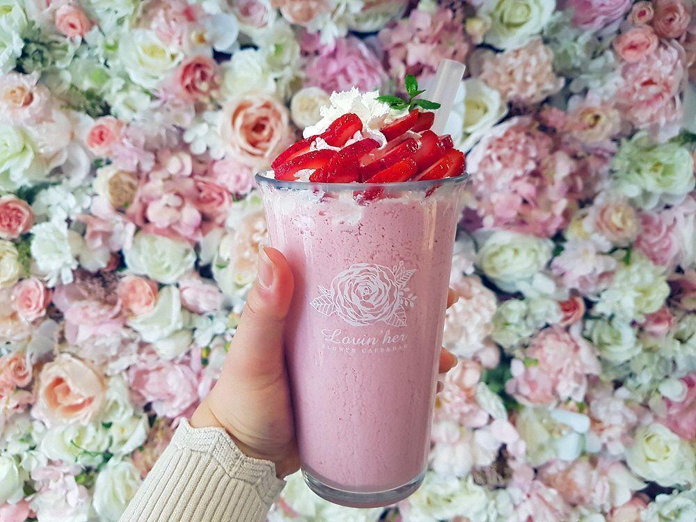 홍대 러빈허 카페에서 제공하는 상큼한 딸기 스무디