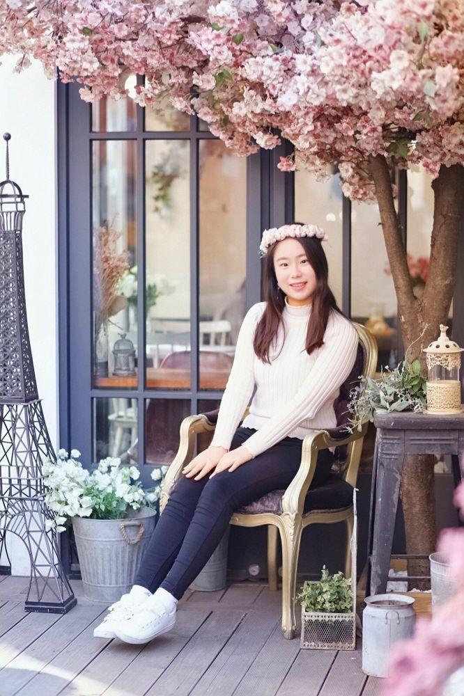 홍대 러빈허 카페에서 벚꽃 나무 아래에 앉아 휴식을 취하는 모습