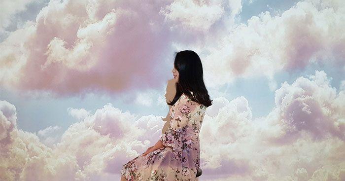 홍대 빔밤 카페의 환상적인 빛이 연출된 인스타그램 명소