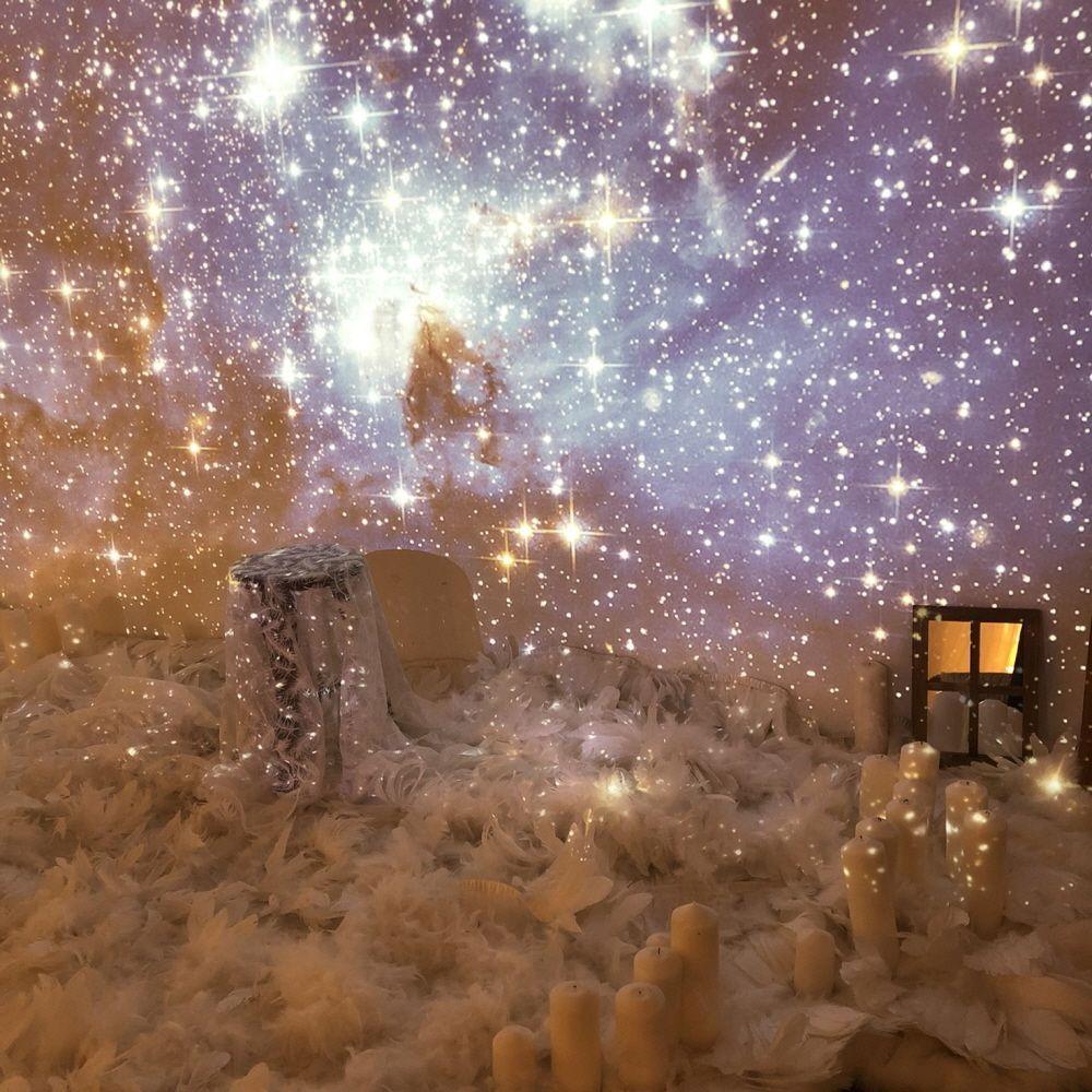 홍대 빔밤 카페에서 별빛 아래의 로맨틱한 분위기가 돋보이는 인테리어