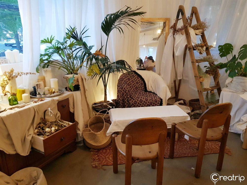 홍대 빔밤 카페의 별빛 톤의 몽환적인 실내 장식