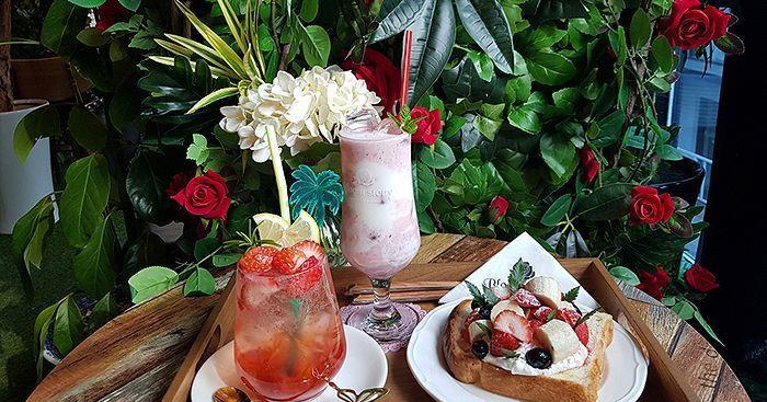 홍대 블룸스토리 카페에서 장미로 꾸며진 예쁜 내부와 다양한 디저트 메뉴
