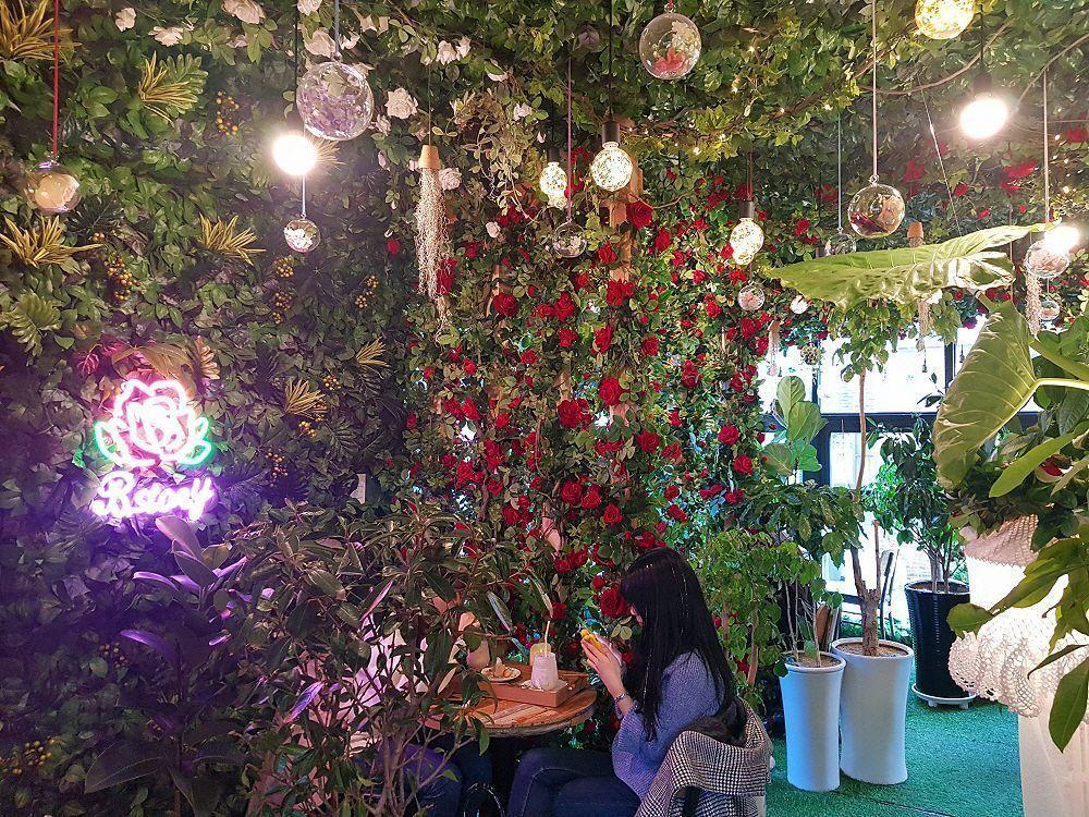 홍대 블룸스토리 카페에서 제공하는 자세한 딸기와 바나나가 올려진 토스트 디저트