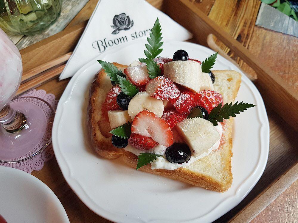 홍대 블룸스토리 카페에서 예쁜 디테일의 화려한 실내 장식